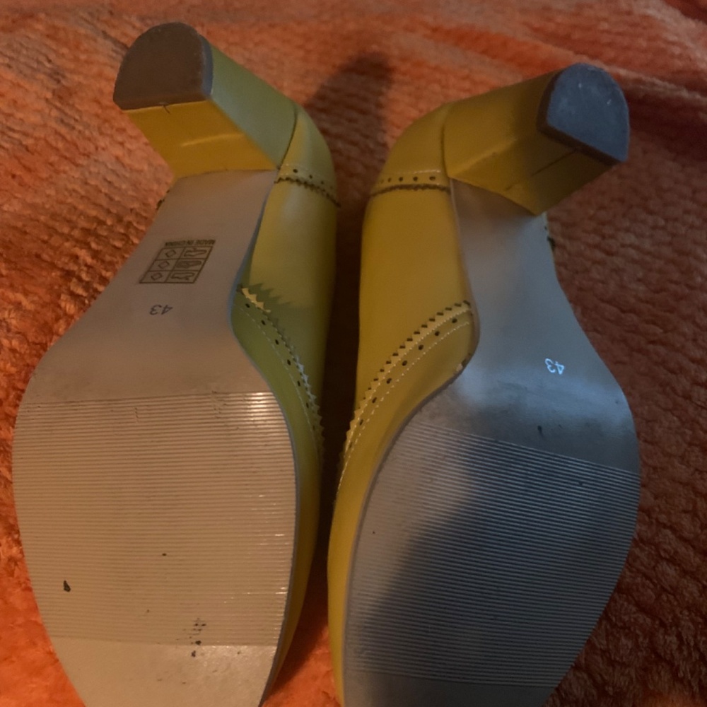 Gold Pumps - Picture 2 of 3